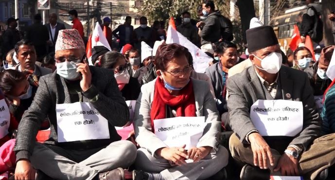 प्रतिनिधिसभा पुनःस्थापनाको माग गर्दै दाहाल–नेपाल समूहका पूर्व सांसदहरू धर्नामा