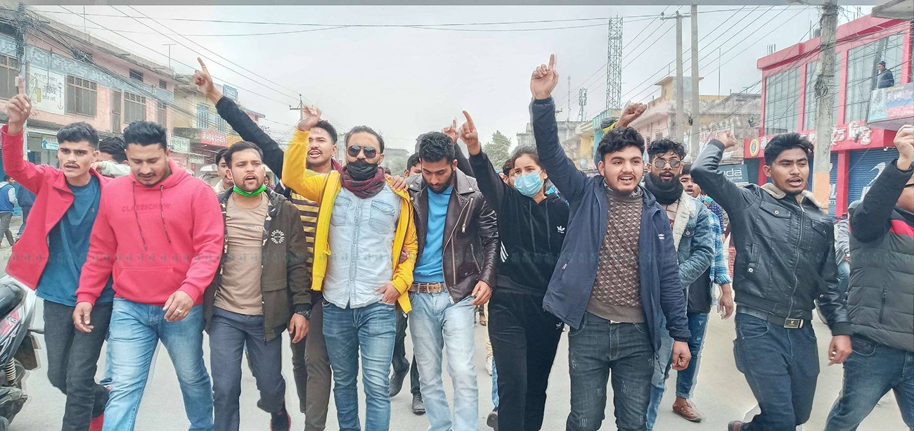 धनगढीमा ओली पक्ष पनि सडकमा