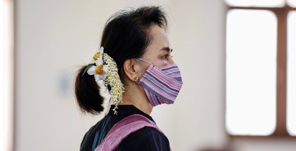 कू’ प्रमाणीकरण गर्न सेनाले लगायो नेतृ सूकीमाथि विभिन्न अभियोग