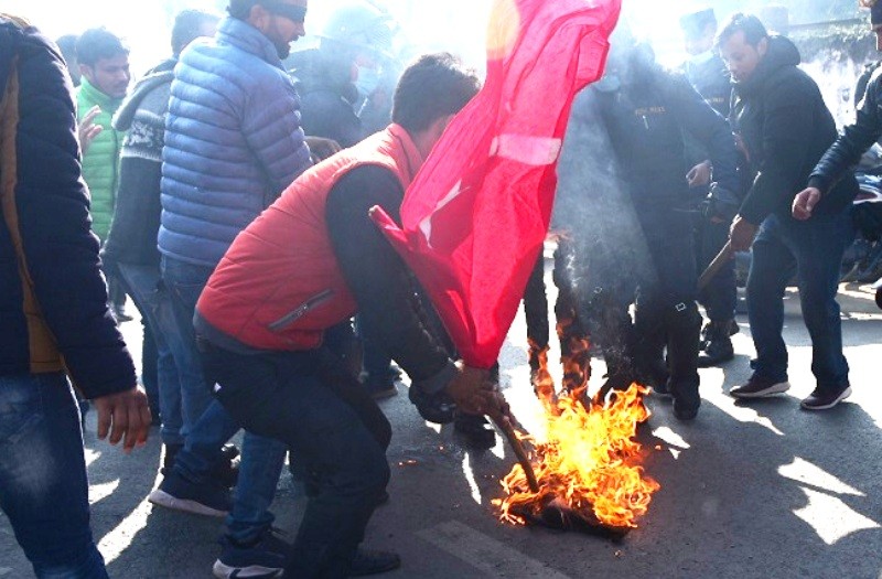 पेट्रोलियम पदार्थको मुल्य वृद्धि :आरआर कलेज अगाडि टायर जलाएर विरोध