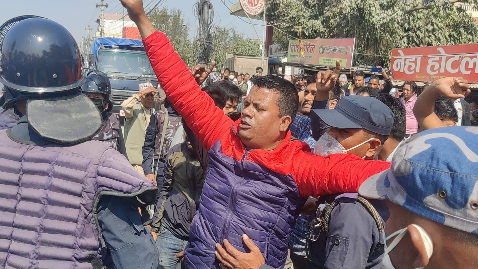 प्रचण्ड(माधव समूहका विद्यार्थीले देखाए प्रधानमन्त्रीलाई कालो झन्डा