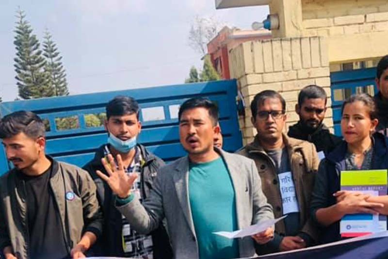 ’प्रतिगमन’विरुद्ध जुत्ता हान्दै दाहाल–नेपाल समूहका विद्यार्थी