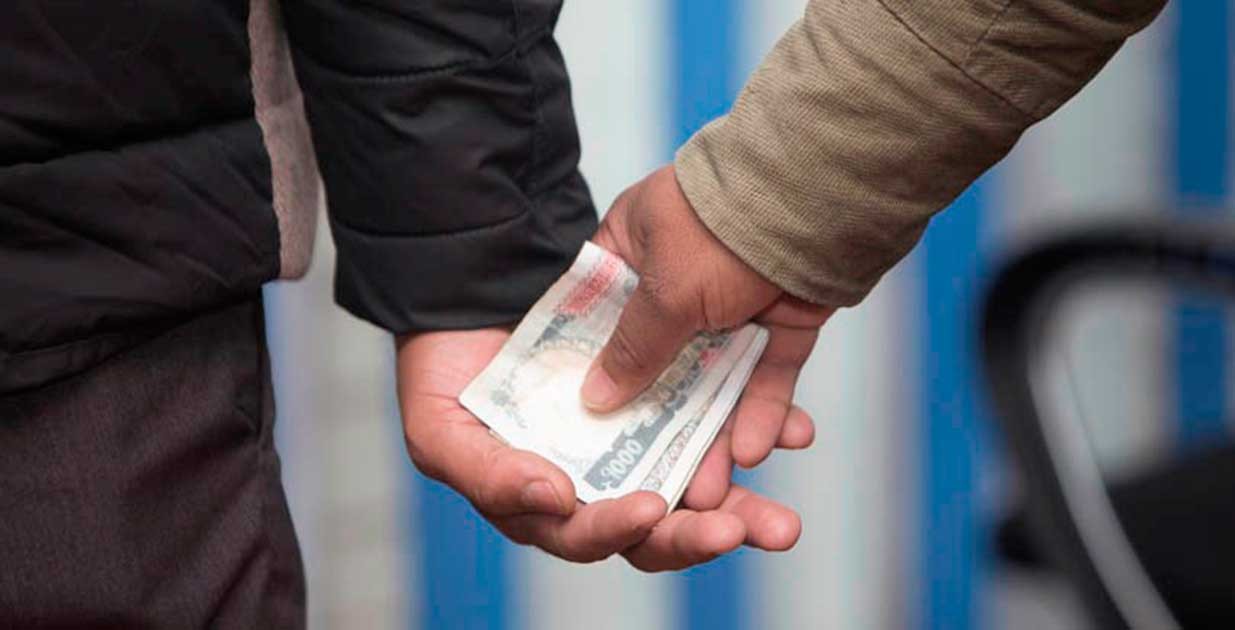 रुपन्देहीको गैडहवामा घुस लिएको आरोपमा पक्राउ दुई जना पक्राउ