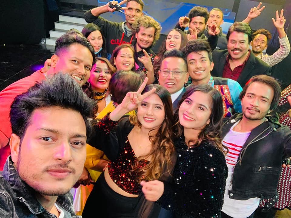 जम्बो टिम सहित “फूर्के रिबन भर्सेस कर्ली कपाल”