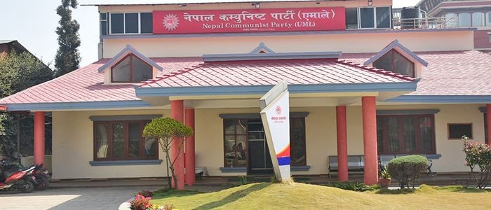 धुम्बाराहीमा नेकपाको बोर्ड झिकेर नेकपा एमाले राखियो