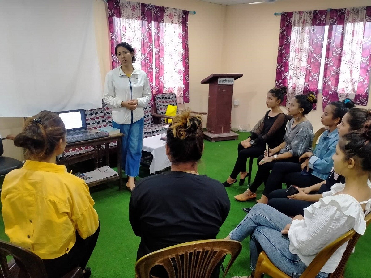 वाईवाई मिस उदयपुरका सहभागिलाई महिला अधिकार र कानून बारेमा प्रशिक्षण