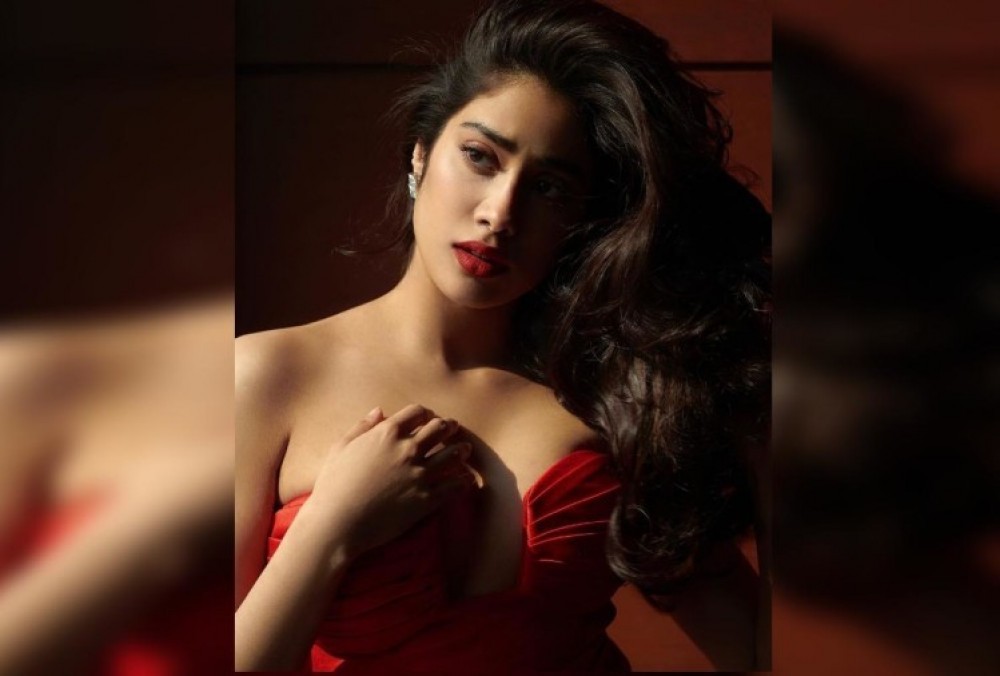 रातो कपडाकै  कारण जान्हवी चर्चामा