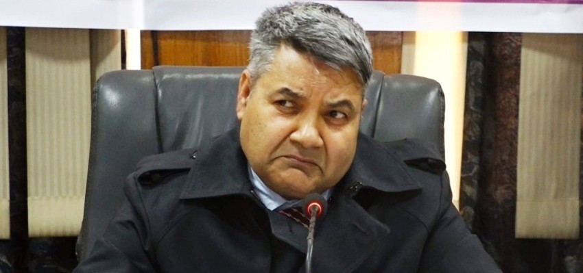 गोकुल बाँस्कोटाको टिप्पणी : “माधवकुमार नेपालको तन एकातिर, मन अर्कातिर,वादलकै बाटो सही”