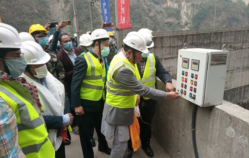 तामाकोसी जलविद्युत आयोजनाको सुरुङमा पानी पठाइयो