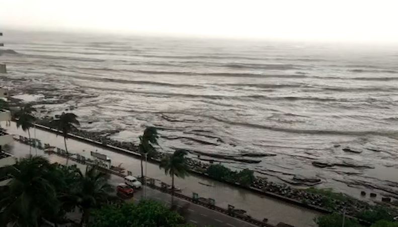 चक्रवातका कारण भारतमा १२ जनाको मृत्यु,  डेढ लाख विस्थापित