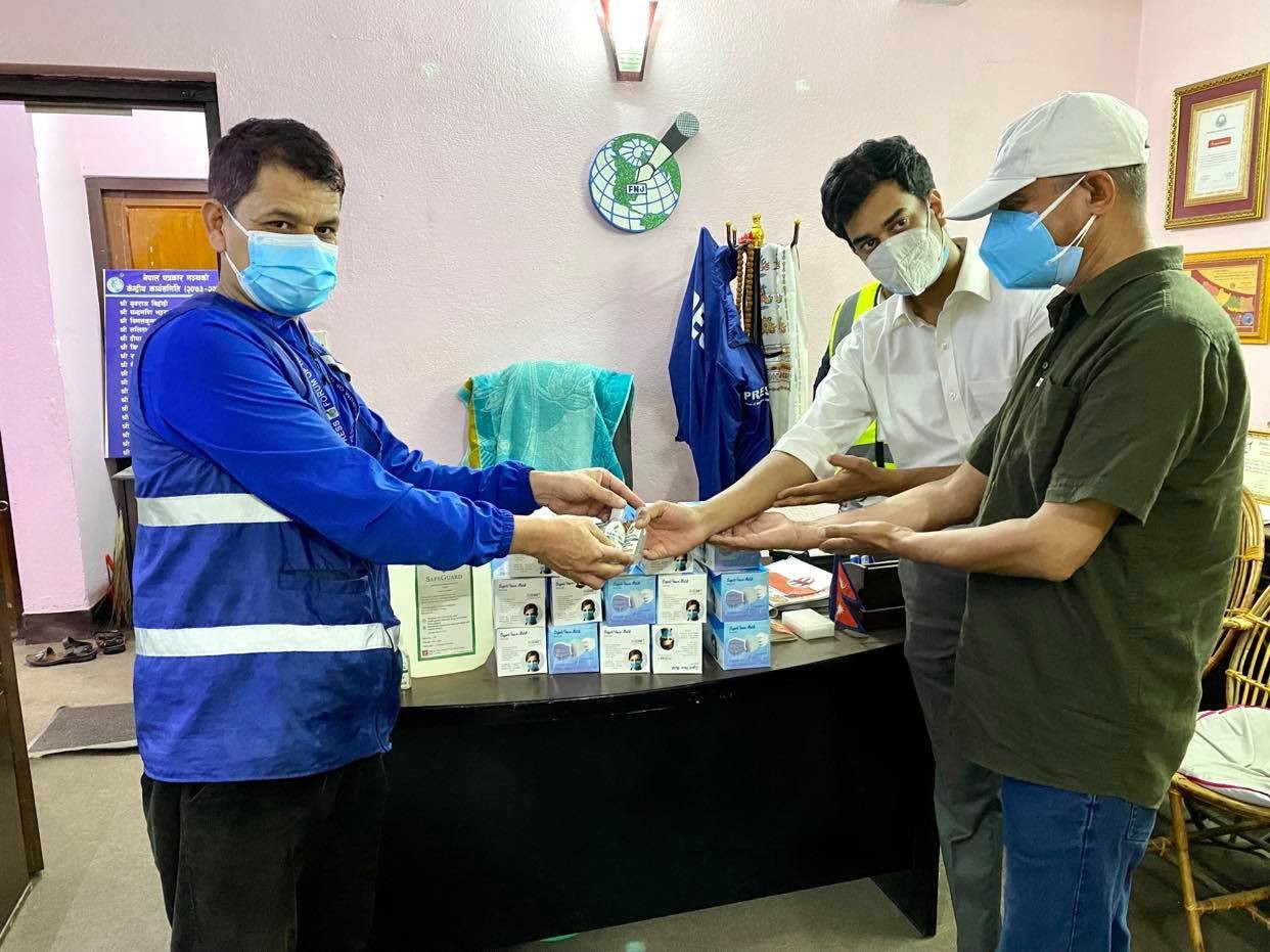 पत्रकार मञ्चलाई माक्स तथा सेनिटाइजर हस्तान्तरण