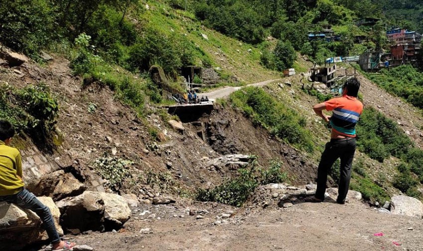 सडक नखुलेपछि तातोपानी नाका दुई सातादेखि अवरुद्ध,स्वास्थ्य सामग्री बाटोमै अलपत्र