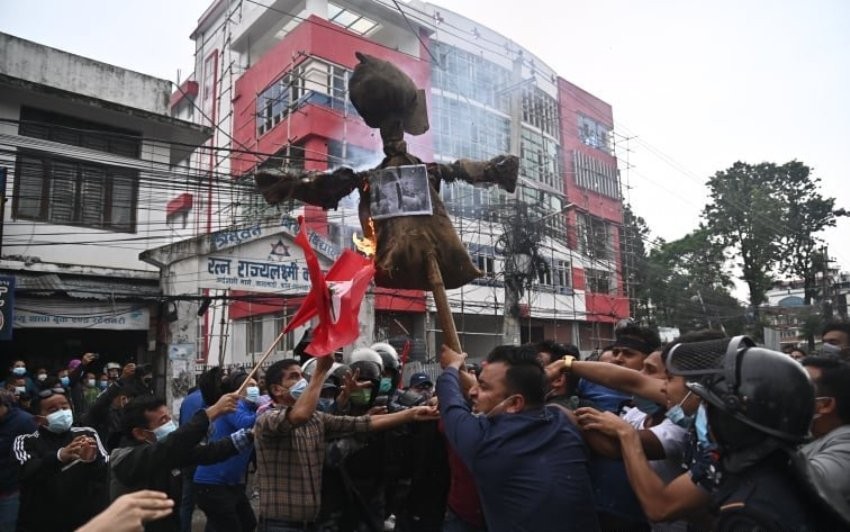 काठमाडौँमा राष्ट्रपति र प्रधानमन्त्रीको पुत्ला जलाइयो