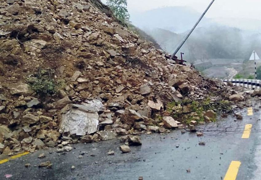 बाढी र पहिरोका काराण देशका १४ वटा सडक खण्ड अवरुद्ध,४९ सडक खण्ड एकतर्फीमा सञ्चालन