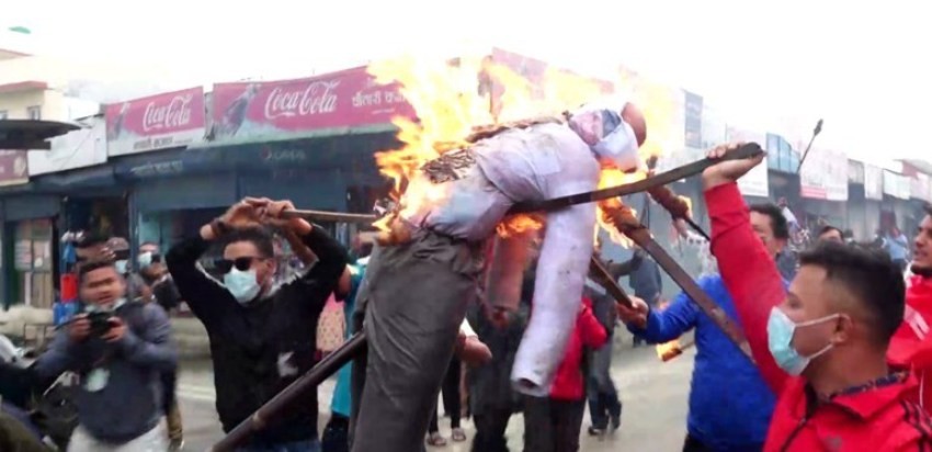 विपक्षी गठबन्धन आबद्ध विद्यार्थी संगठनद्वारा प्रधानमन्त्री ओलीको पुत्ला दहन