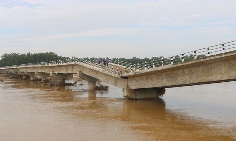हुलाकी राजमार्ग जोड्ने कमला नदीको पुल भाँचियो