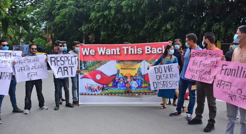 फ्रन्टलाइनरको सम्मानमा बनाएको चित्र मेटाएको विरोधमा कलाकारले गरे प्रदर्शन