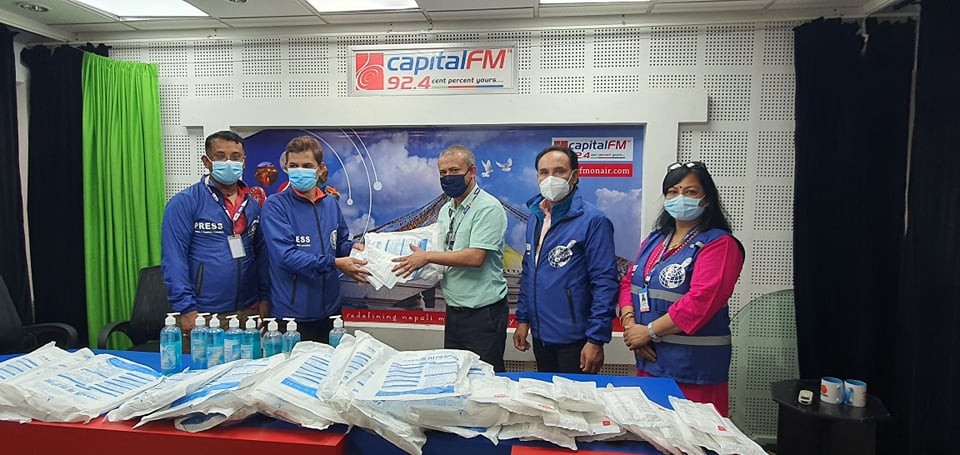 पत्रकार मञ्चद्वारा क्यापिटल मिडिया ग्रुपलाई स्वास्थ्य सामग्री सहयोग