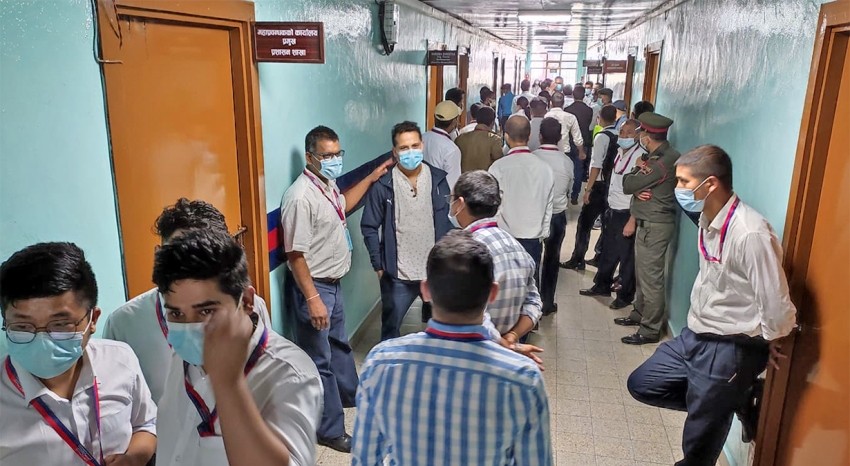 वायुसेवा निगममा कर्मचारीले लगाएको ताला प्रहरीले खुलायो