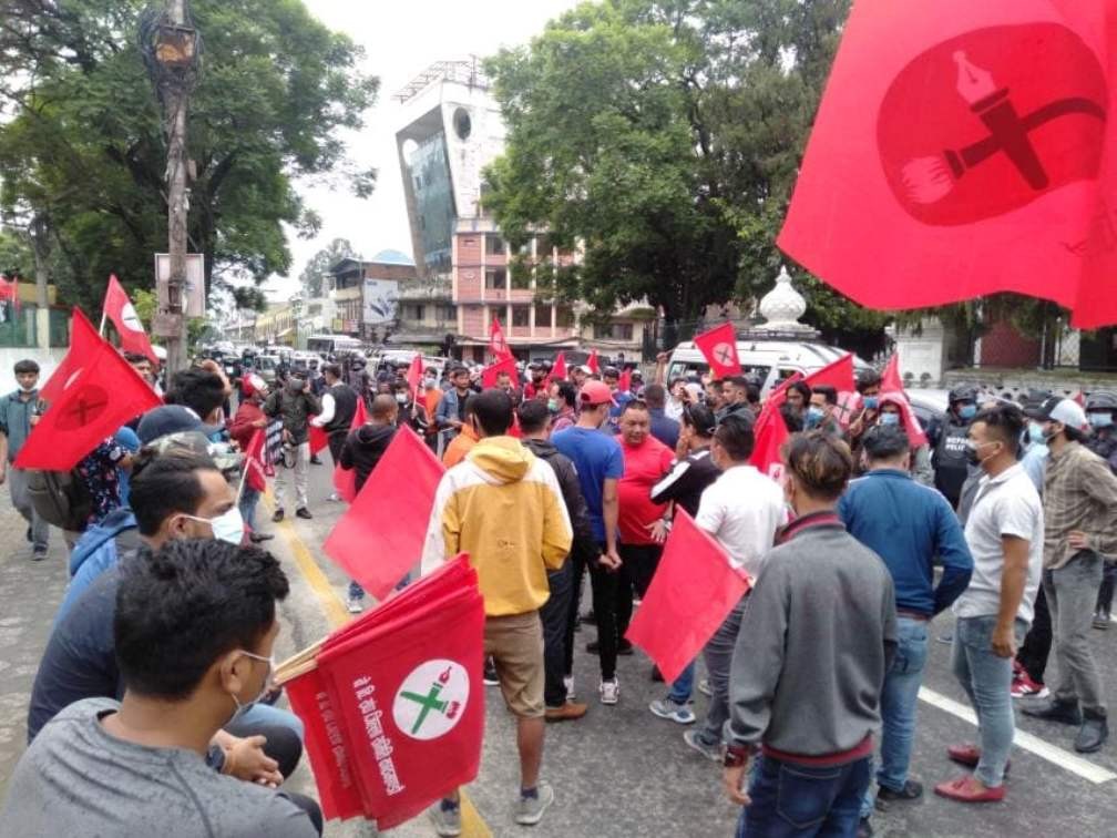 प्रधानमन्त्रीको कदमविरुद्ध नेविसंघको सिटी जुलुस