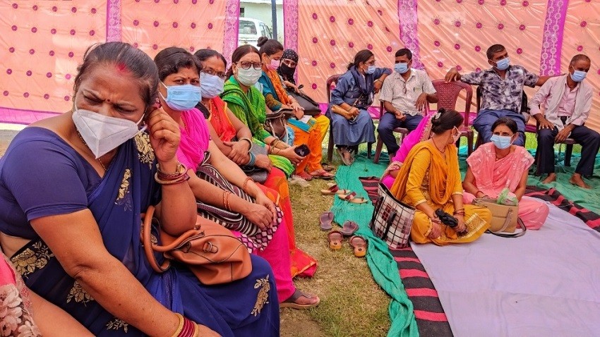 खोप माग्दै धनुषाका शिक्षक विहानैदेखि धर्नामा