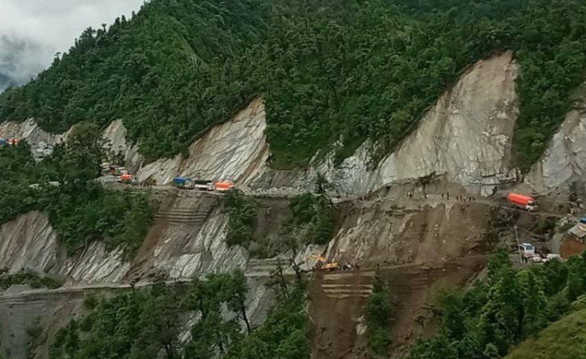 पहिरोले अवरुद्ध जयपृथ्वी राजमार्ग १४ घण्टापछि सञ्चालनमा