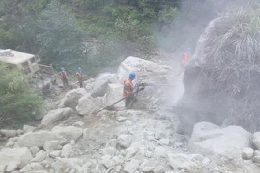 पहिरोले रसुवागढी नाका जोड्ने सडक अवरुद्ध