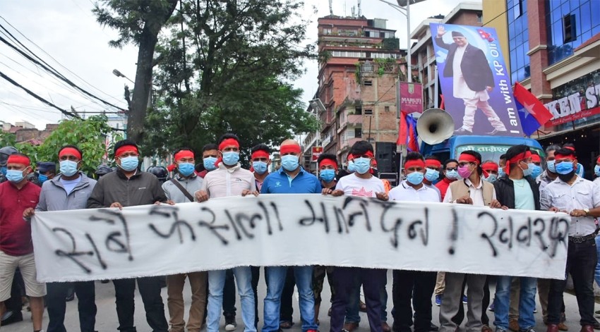 सडकमा ओली समर्थकको प्रदर्शन