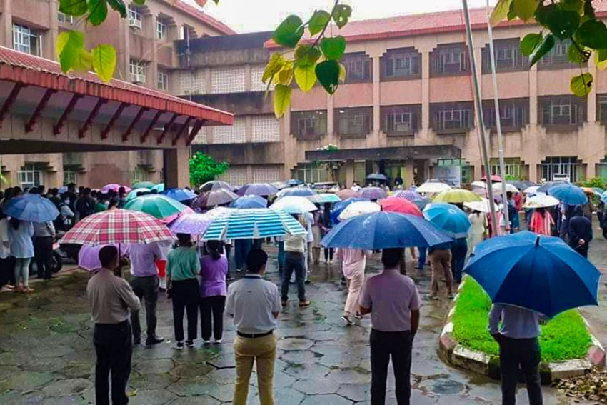 बीपी प्रतिष्ठानका आन्दोलनरत् चिकित्सकले गरे दुई घण्टा आकस्मिक बाहेकका सेवा बन्द