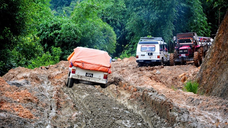 मध्यपहाडी लोकमार्गको पर्वत खण्ड अवरुद्ध