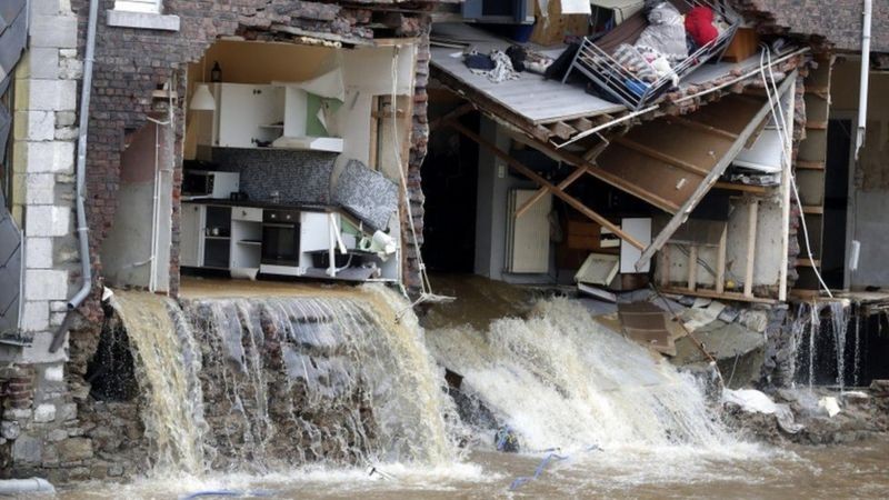 बाढीले घर भत्काउँदा मुम्बईमा २५ जनाको मृत्यु, थुप्रै भौतिक संरचनामा क्षति
