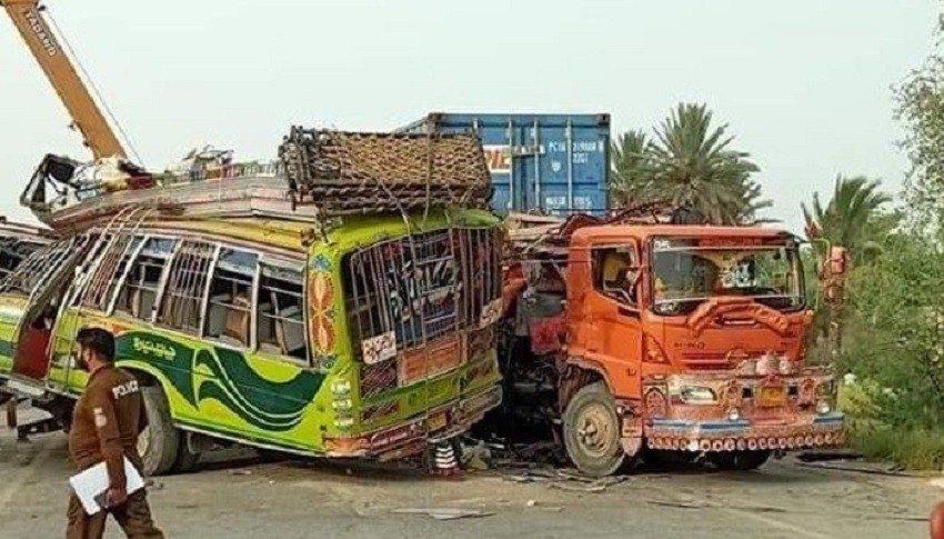 पाकिस्तानमा सवारी दुर्घटना :  ३० जनाको ४० भन्दा बढि घाइते