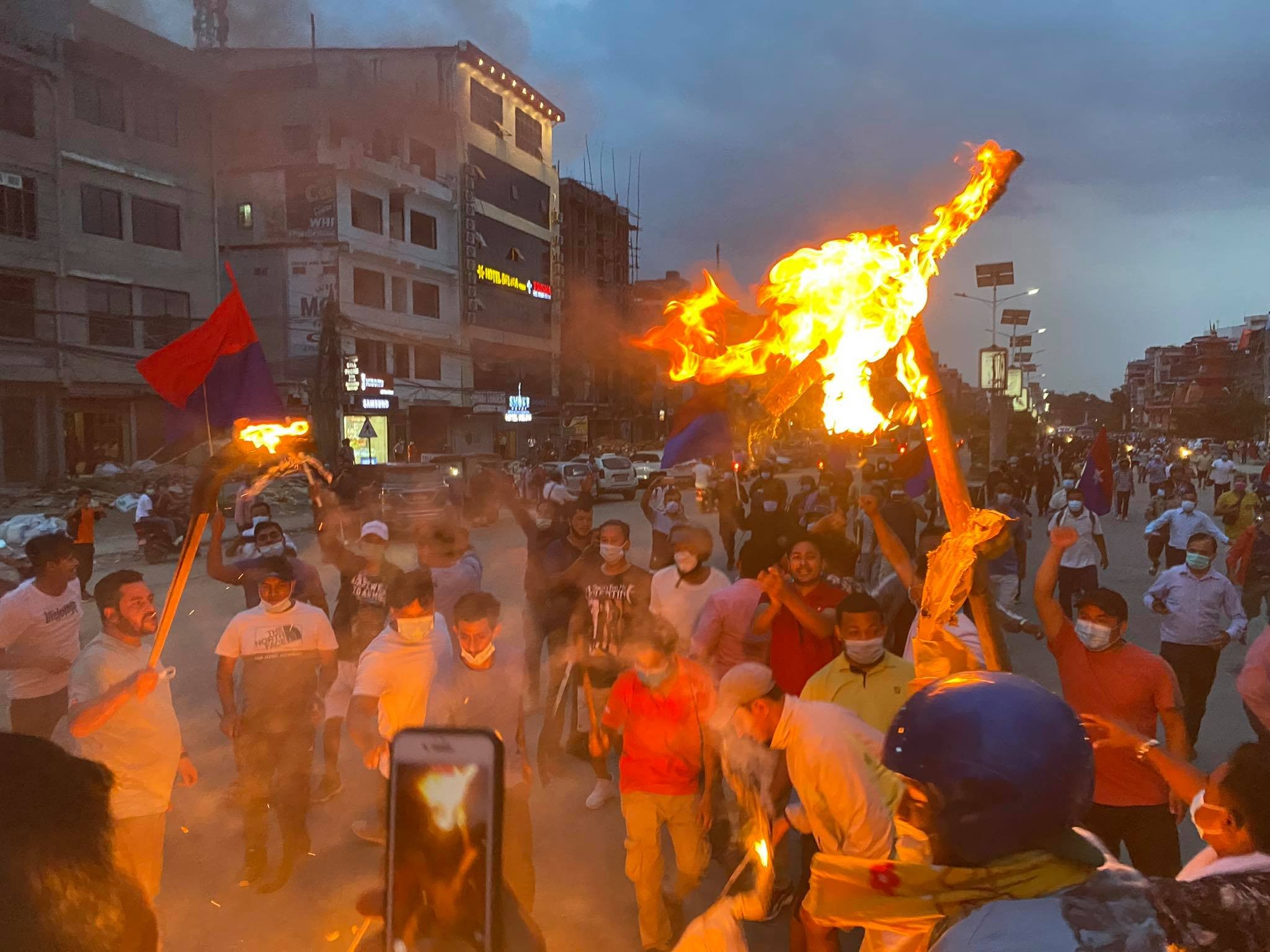 युवा संघले जलायो माधव नेपालको पुतला