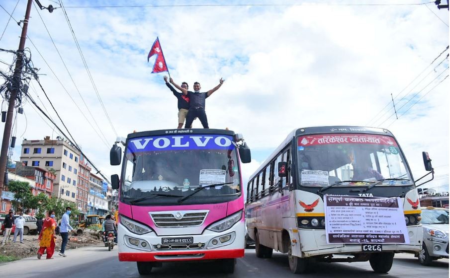 भाडा समायोजन र खोपको माग गर्दै यातायात व्यवसायीहरुले निकाले र्‍याली