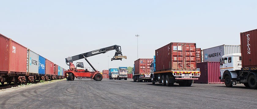 एक खर्ब ८९ अर्ब ६५ करोड मूल्य बराबरको सामान आयात हुँदा ३६ अर्ब ९० करोडको निर्यात