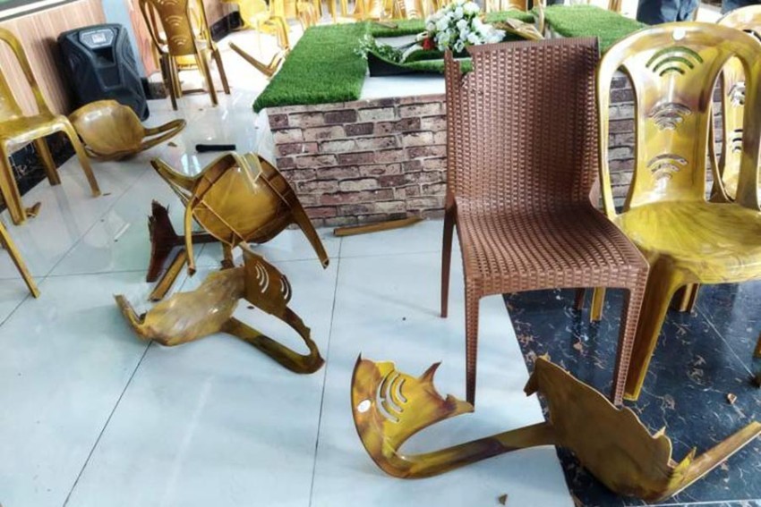 मोरङमा  ओली समूहको कार्यक्रम स्थलमा तोडफोड