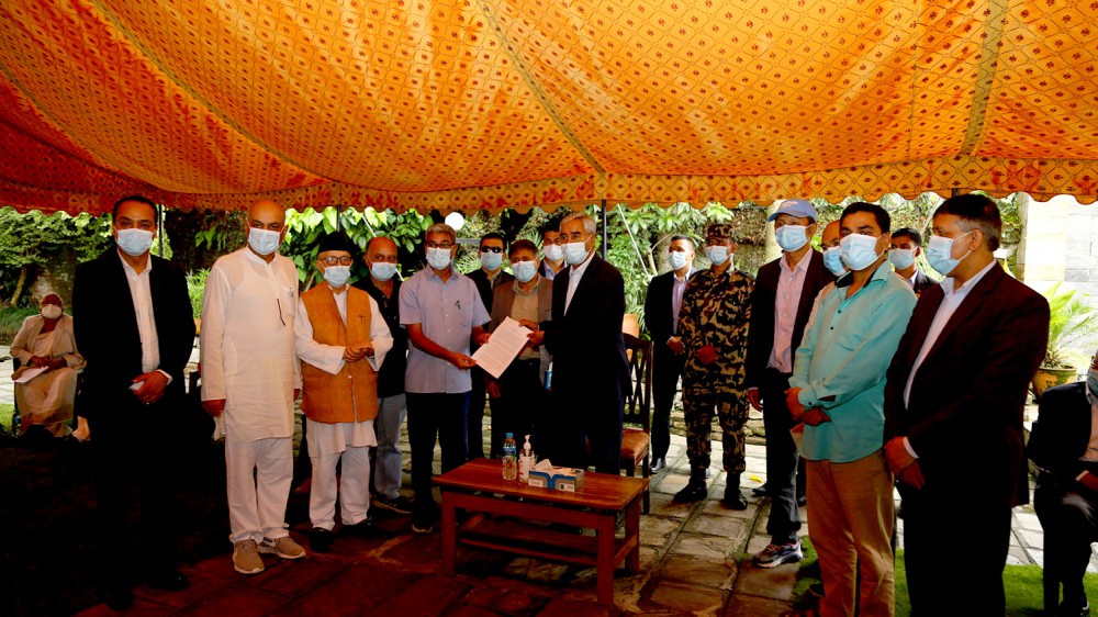 कांग्रेसको क्रियाशील सदस्यता छानविन समितिले सभापति देउवालाई बुझायो प्रतिवेदन