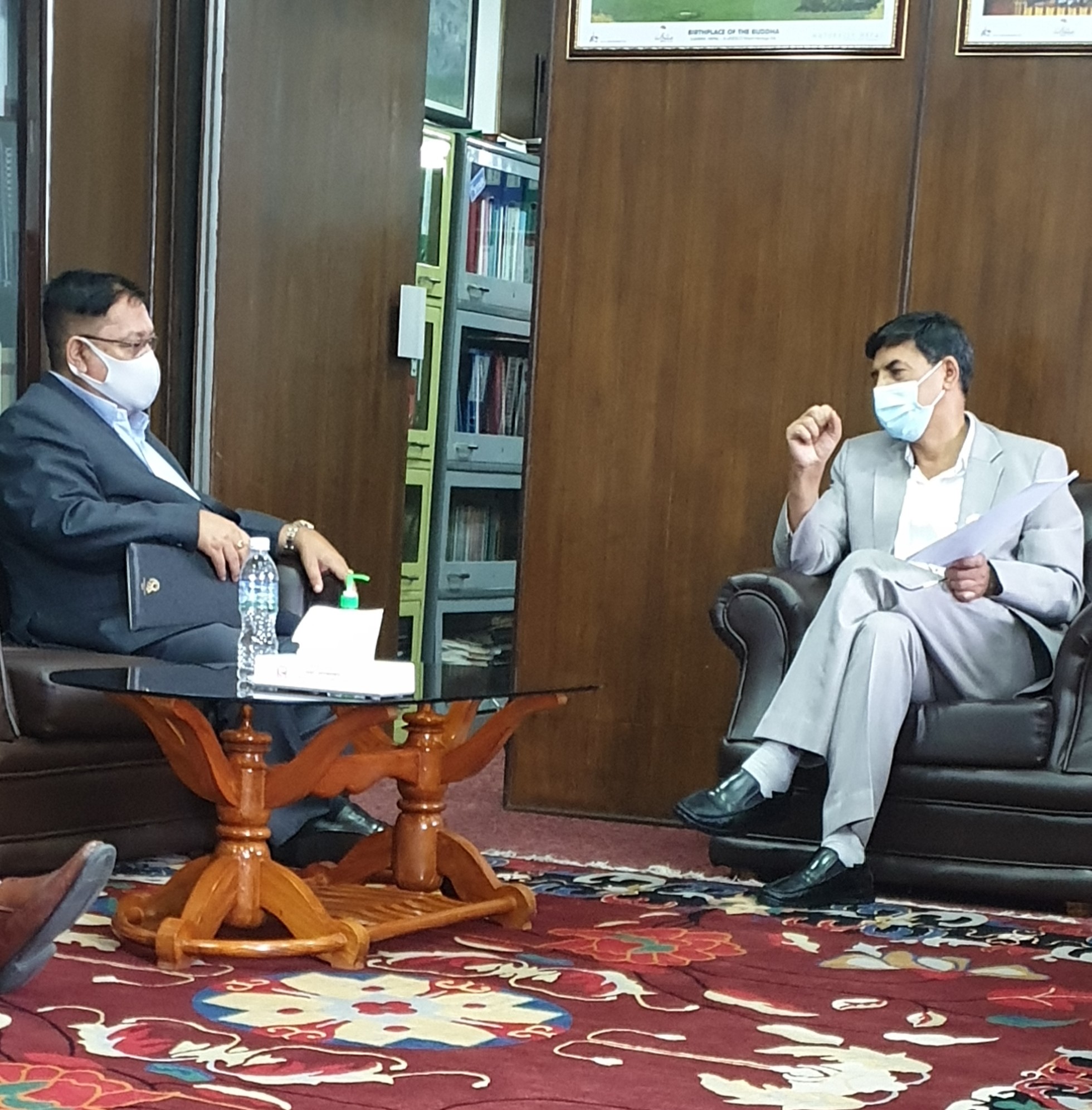 स्वास्थ्य राज्यमन्‍त्रीलाई अर्थमन्त्री शर्माको आग्रह - असोजभित्रै सबै जनतालाई खोप लगाउने व्यवस्था होस्