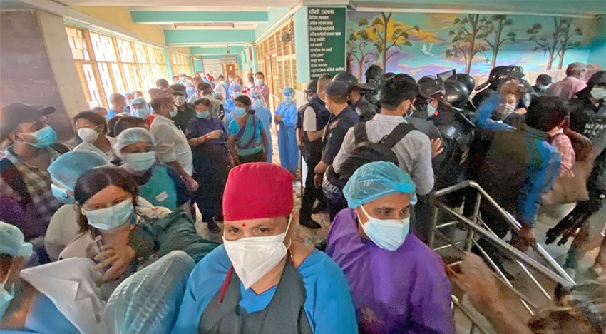 वीर अस्पतालभित्र स्वास्थ्यकर्मी र प्रहरीबीच झडप