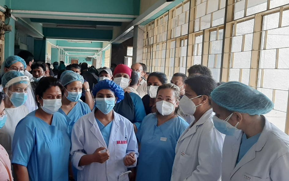 जोखिम भत्ता माग्दै धर्ना बसेका वीरका स्वास्थ्यकर्मीमाथि लाठीचार्ज, चार नर्स घाइते