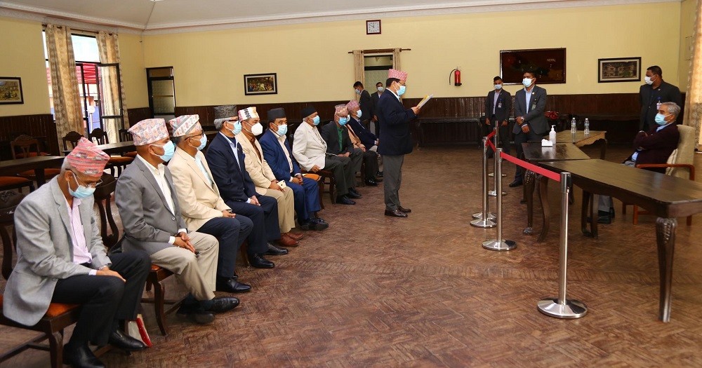 पुलिस एकेडेमी सार्ने निर्णय खारेज गर्न  माग गर्दै १४  पूर्वआइजीपीको प्रधानमन्त्रीलाई ज्ञापन