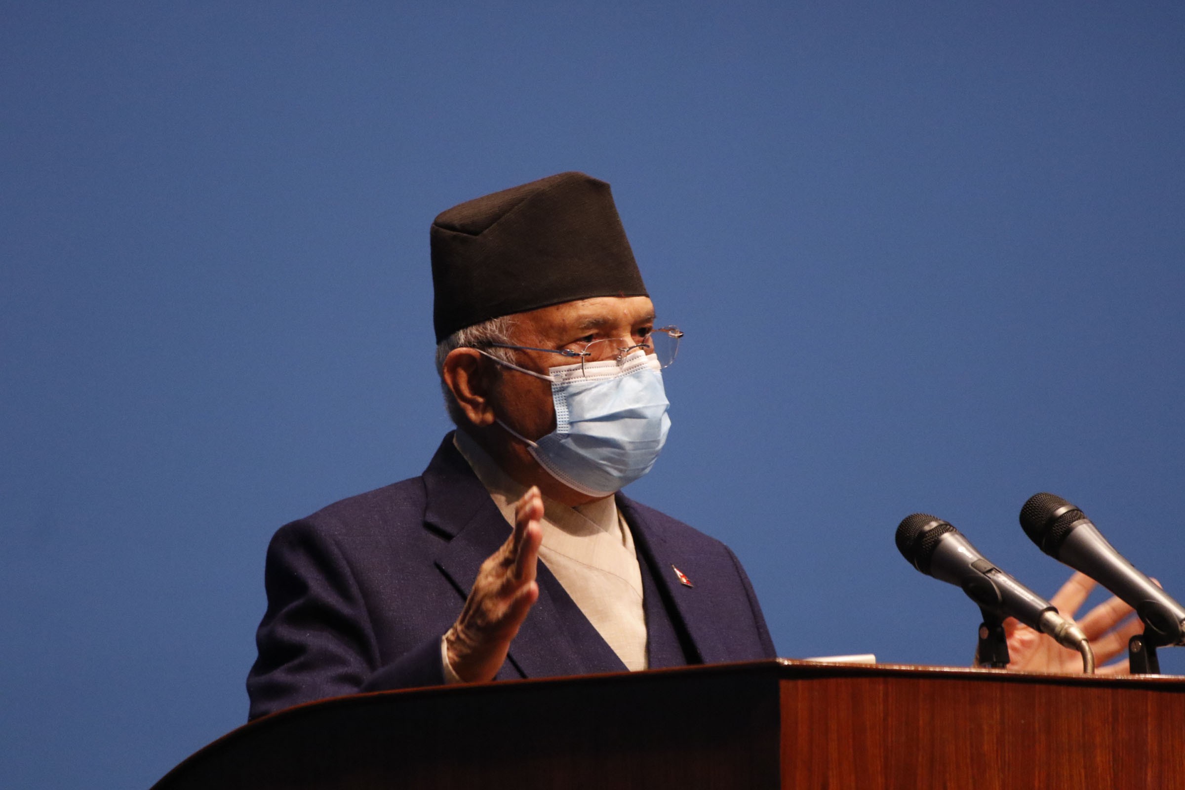 प्रचण्डप्रति ओलीको कटाक्ष  : ‘आगो भनेर धम्की नदिनु, दुई बाल्टी पानी हालेर निभाउन आउँछ’