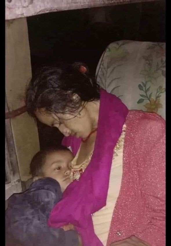 बच्चालाई दूध चुसाउदै मृत्यु भएकि धर्माकुमारीको दुनियाँ भावुक बनाउने हृदय विदारक तस्बिर