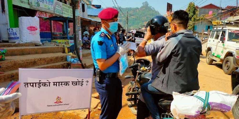 प्रहरीद्वारा नौ लाख ४५ हजारलाई निःशुल्क मास्क वितरण