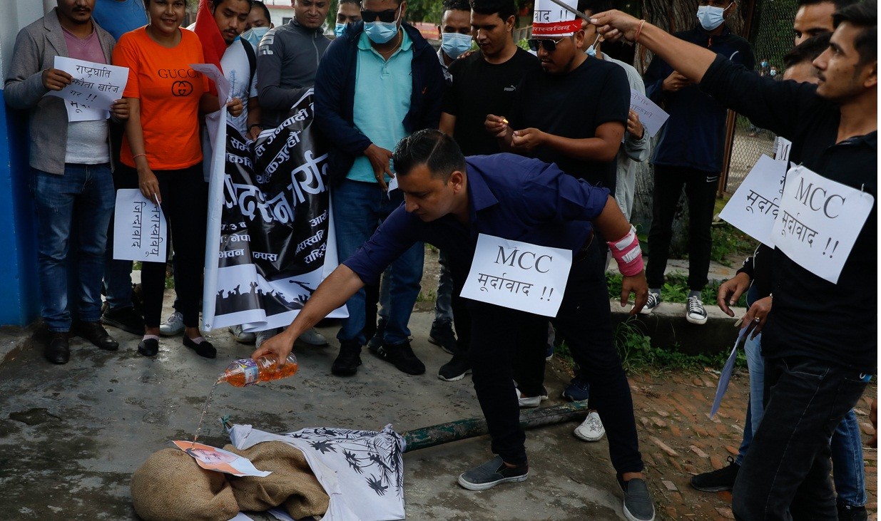 काठमाडौंमा गृहमन्त्री खाँडको पुत्ला दहन