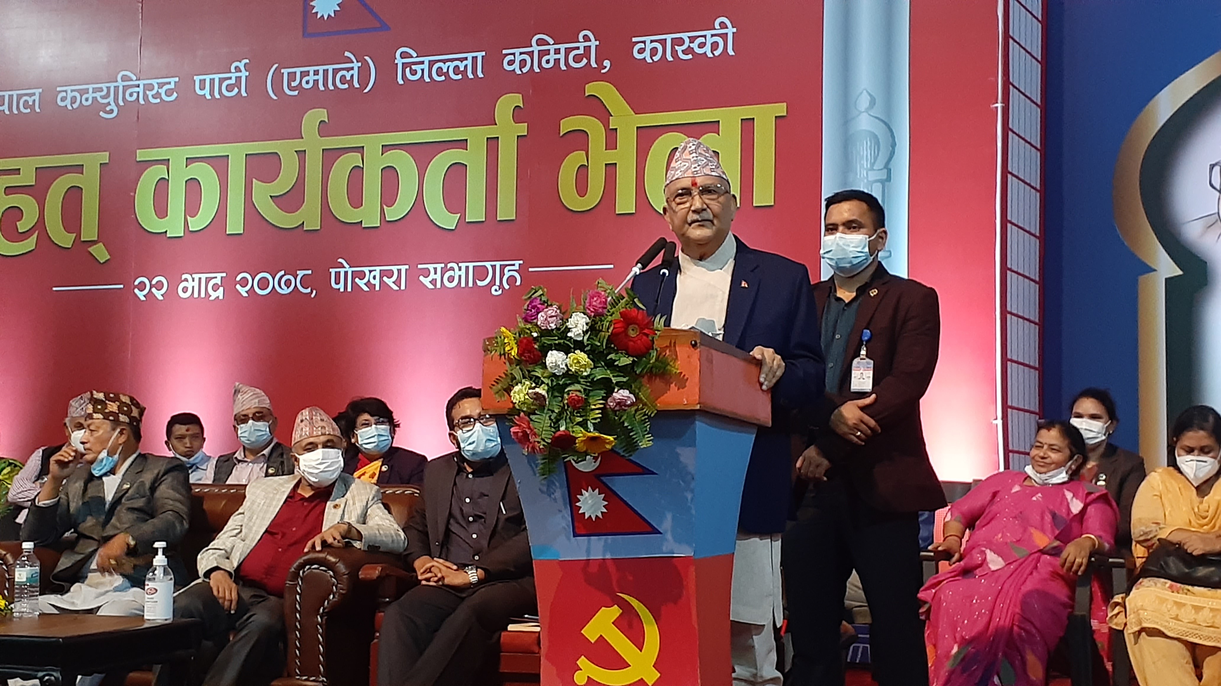 ओलीले भने - माधव नेपाल पिउसो मात्र हुन्, एमालेसँग मुकाबला गर्ने सपना देख्छन्