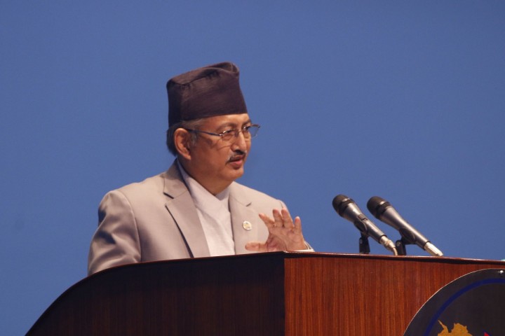 होहल्लाकै बीच दल सम्बन्धी अध्यादेश पेश