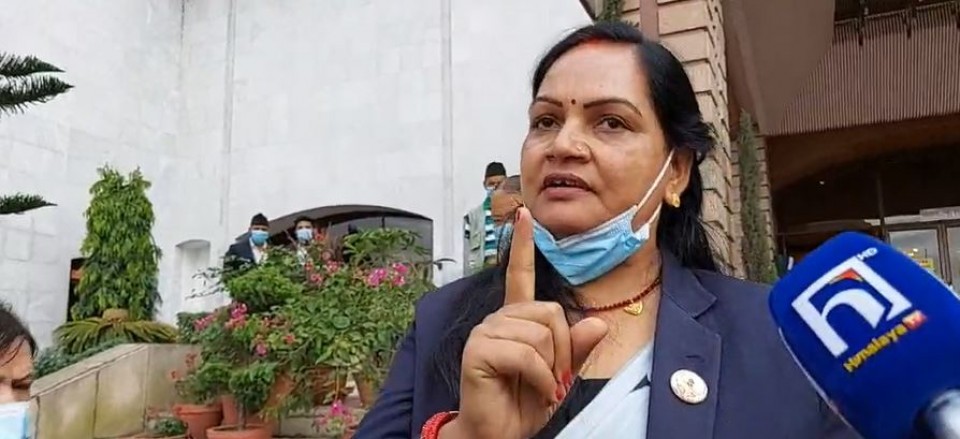 माइक झिकेर सभामुखलाई हिर्काउन खोजेकी एमाले सांसद भन्छिन्- टाउकोमै हान्न मन थियो