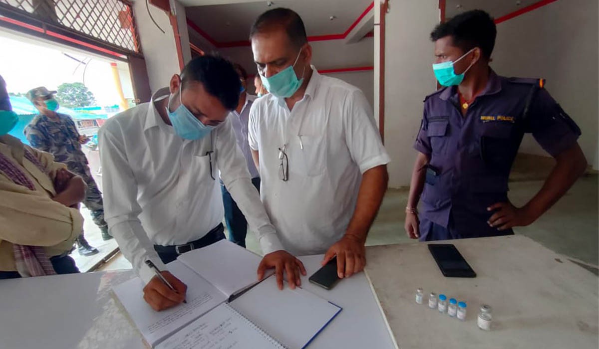 धनुषामा कोरोना खोप बेचेको आरोपमा स्वास्थ्यकर्मी पक्राउ