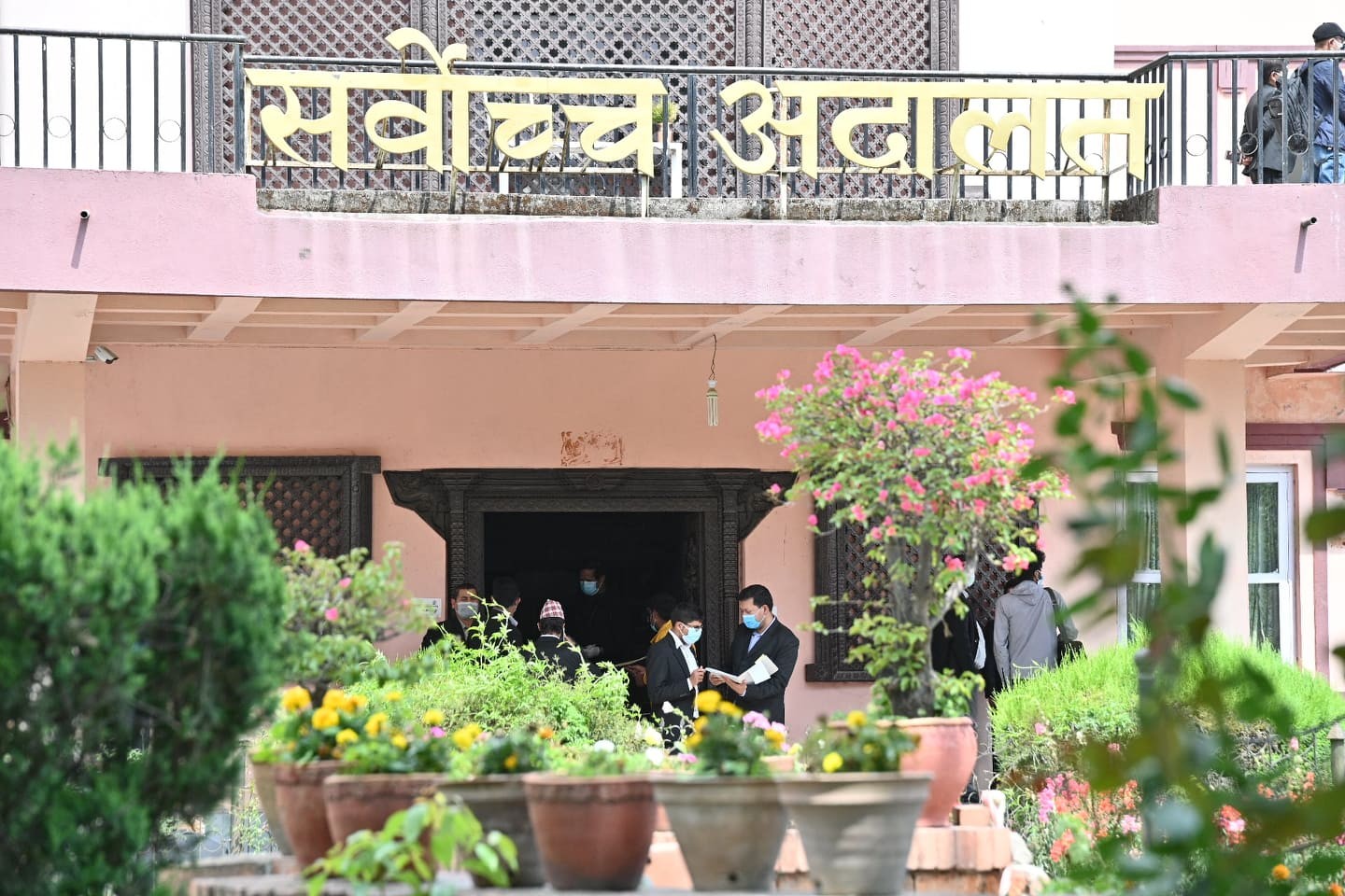 निर्वाचन आयोग र सभामुखविरुद्ध ओलीको मुद्दा हेर्दाहेर्दैमा